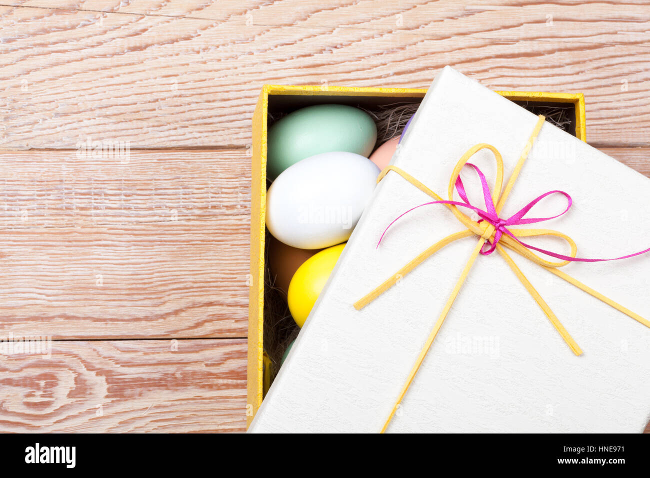 Colorate le uova di Pasqua decorate in belle giftbox con nastri Foto Stock