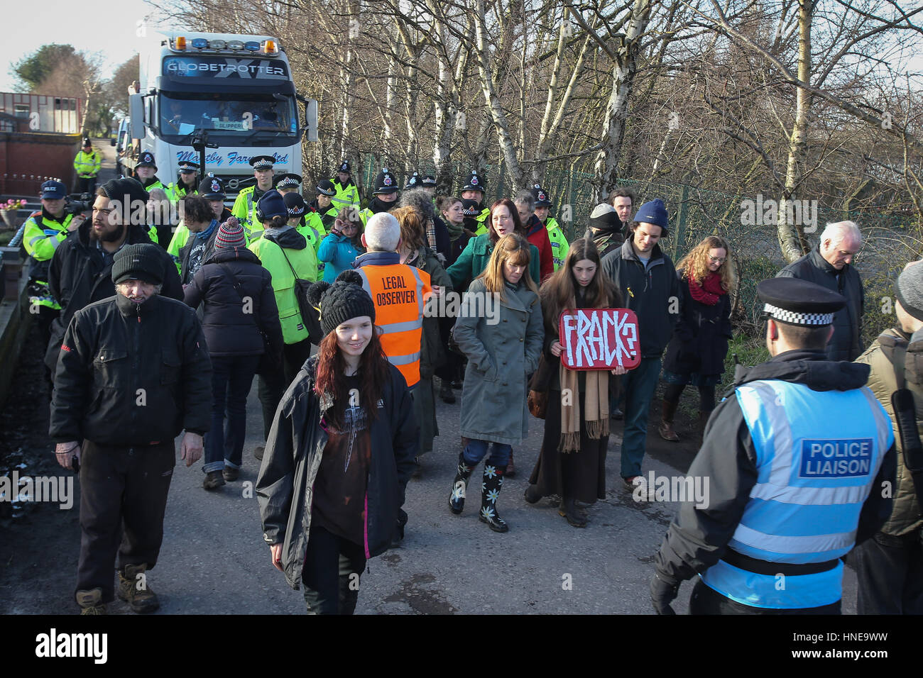 Anti-fracking manifestanti su Barton Moss Road presso la Barton Moss protesta camp, Salford, England, Regno Unito Foto Stock