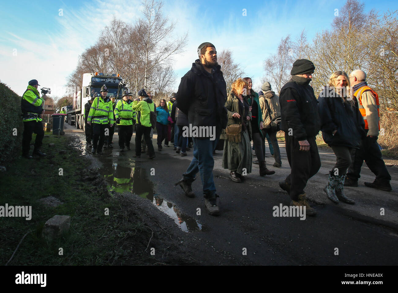 Anti-fracking manifestanti su Barton Moss Road presso la Barton Moss protesta camp, Salford, England, Regno Unito Foto Stock