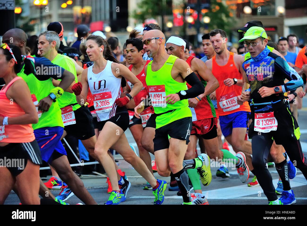 Un mare di runnters negoriating la svolta dallo Stato Street su Jackson Boulevard appena passato le due miglia di marchio di 2016 Maratona di Chicago. Foto Stock