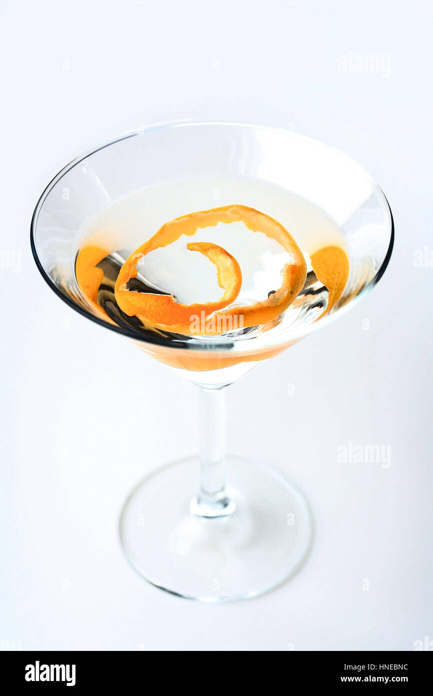 Studio shot di bere nella coppetta Martini Foto Stock
