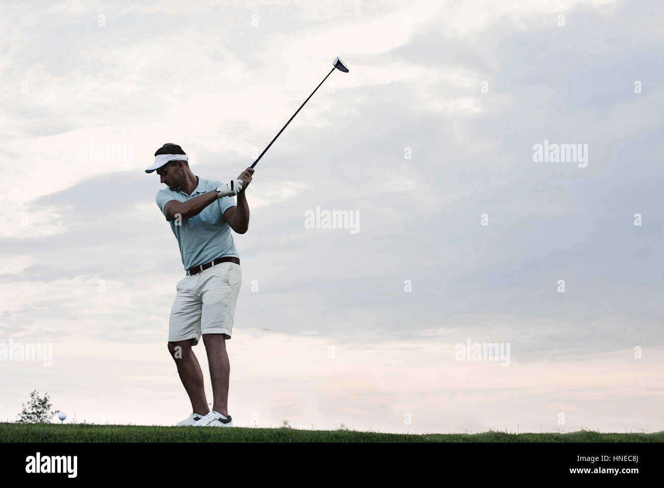 Metà di uomo adulto giocando a golf contro sky Foto Stock
