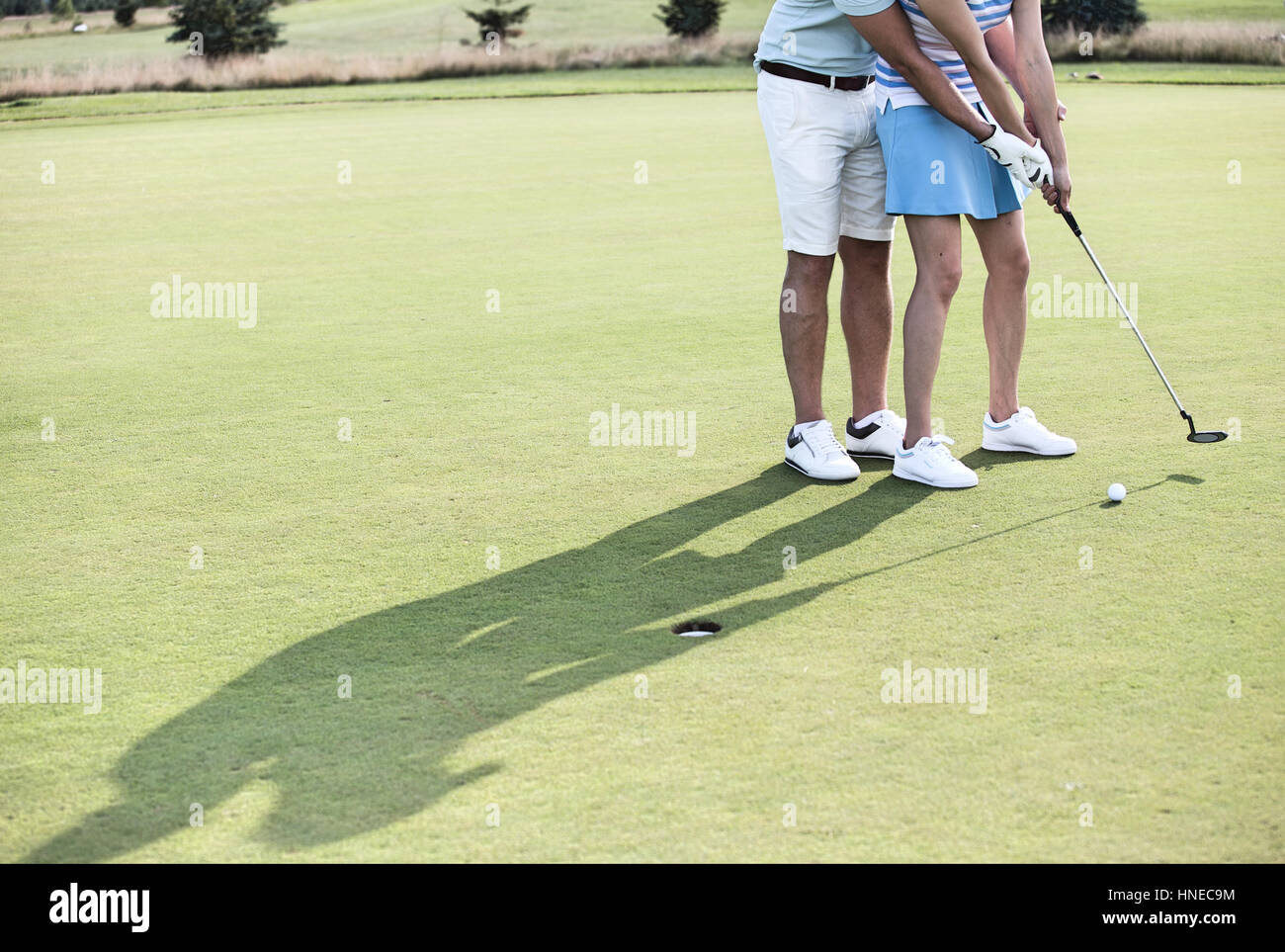 Sezione bassa del giovane giocando a golf Foto Stock