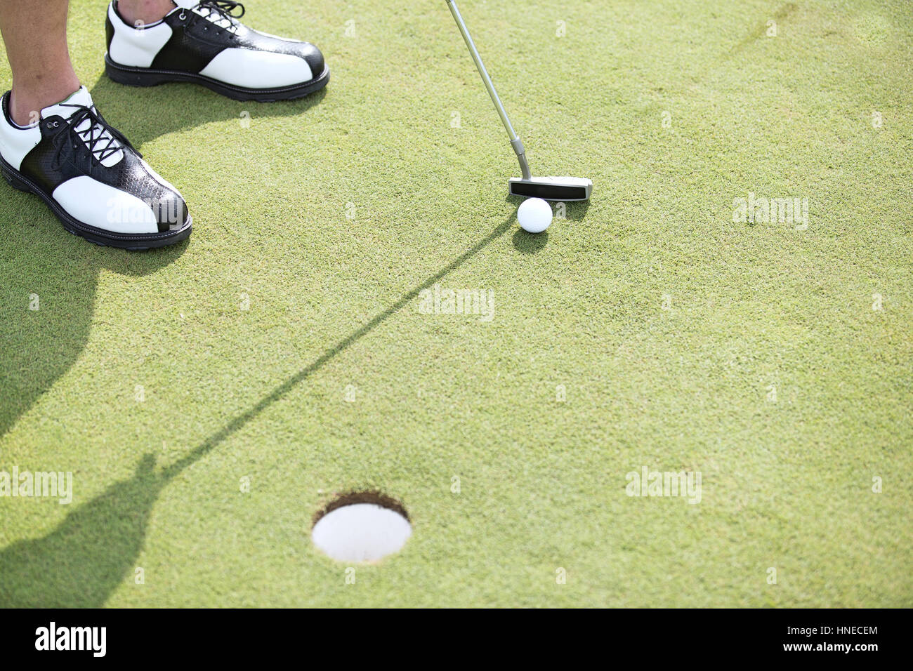 Elevato angolo di visione dell'uomo per giocare a golf Foto Stock