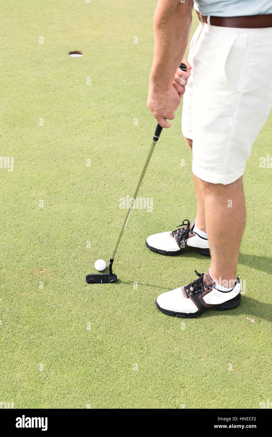 Sezione bassa dell'uomo giocare a golf in corso Foto Stock