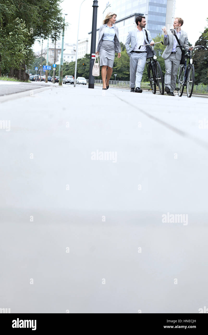 Happy businessman tostare bicchieri da birra presso un ristorante esterno Foto Stock