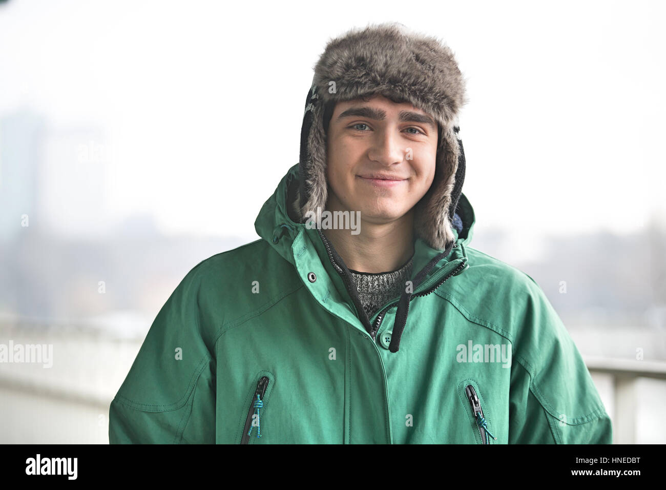 Ritratto di uomo in inverno indossare sorridente all'aperto Foto Stock