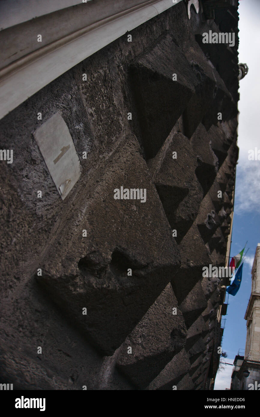 Dettaglio della parete della piramide off la Chiesa del Gesù Nuovo di Napoli, Italia Foto Stock