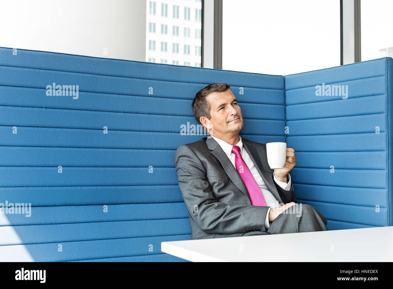 Imprenditore maturo tenendo la pausa caffè in ufficio Foto Stock