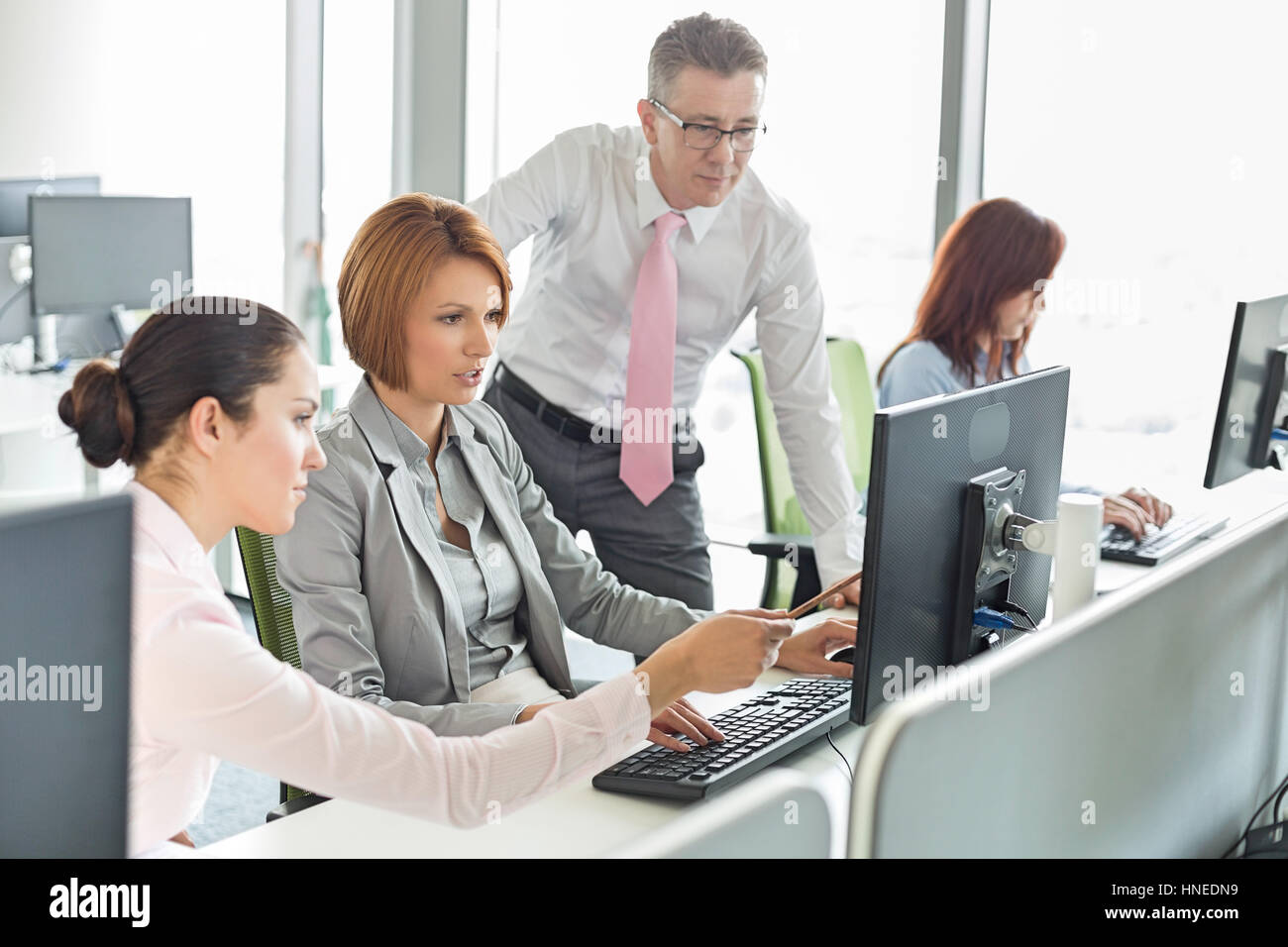 La gente di affari lavorando sul computer in ufficio Foto Stock