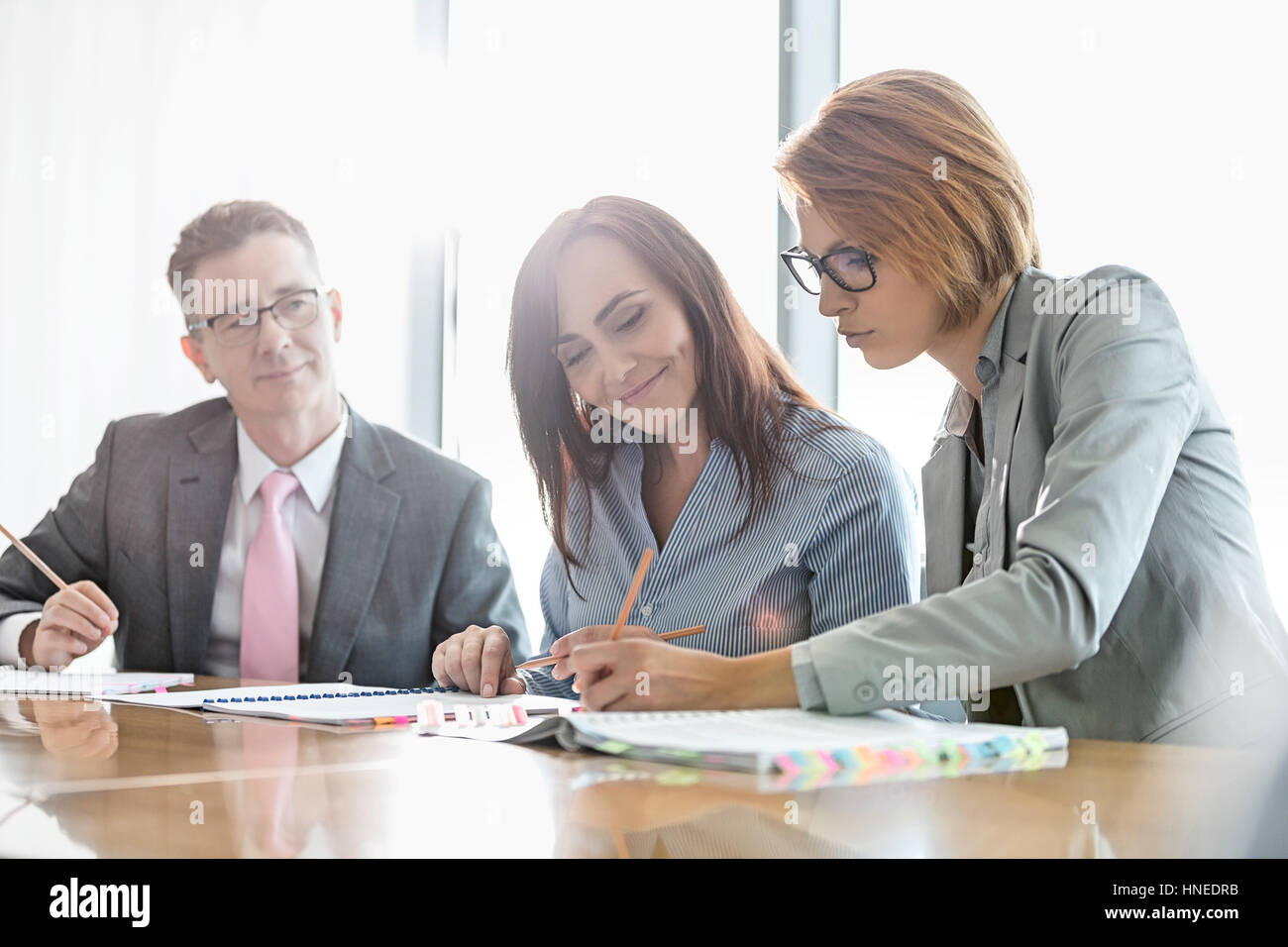 Gli imprenditori in sala riunioni Foto Stock