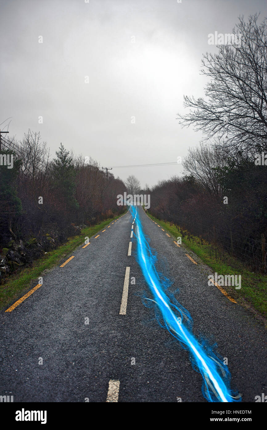 Blue Streak di luce sulla strada di campagna Foto Stock