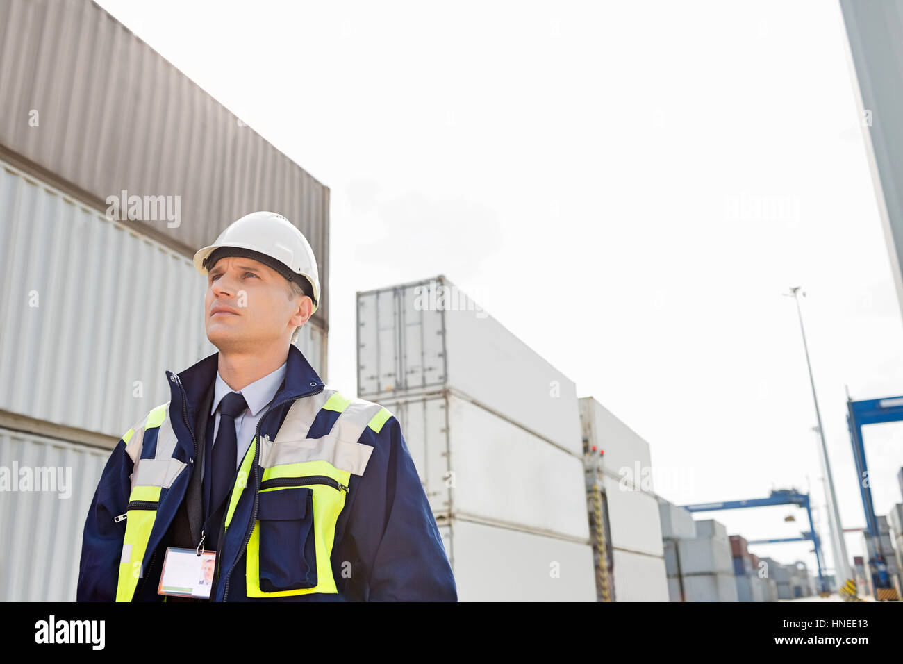 L'età media di lavoratore di sesso maschile che guarda lontano nel cantiere di spedizione Foto Stock