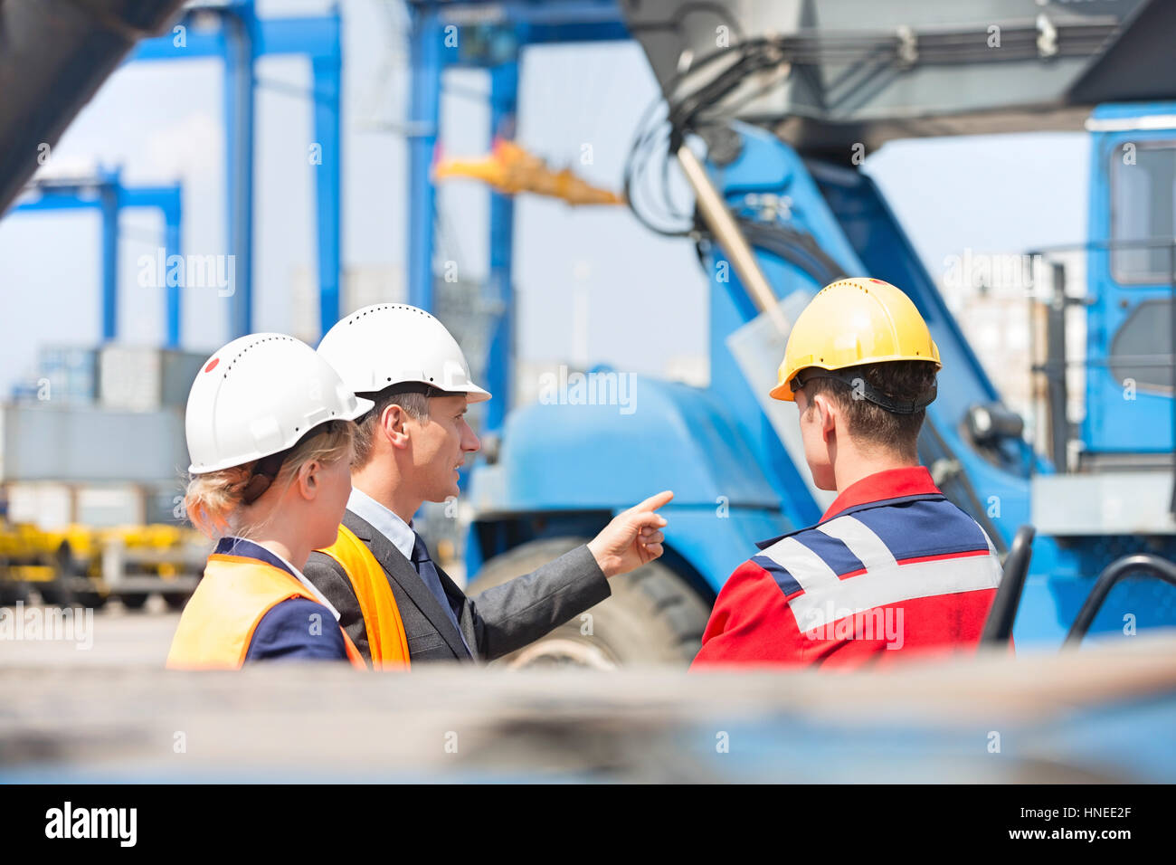 I lavoratori di discutere in cantiere di spedizione Foto Stock