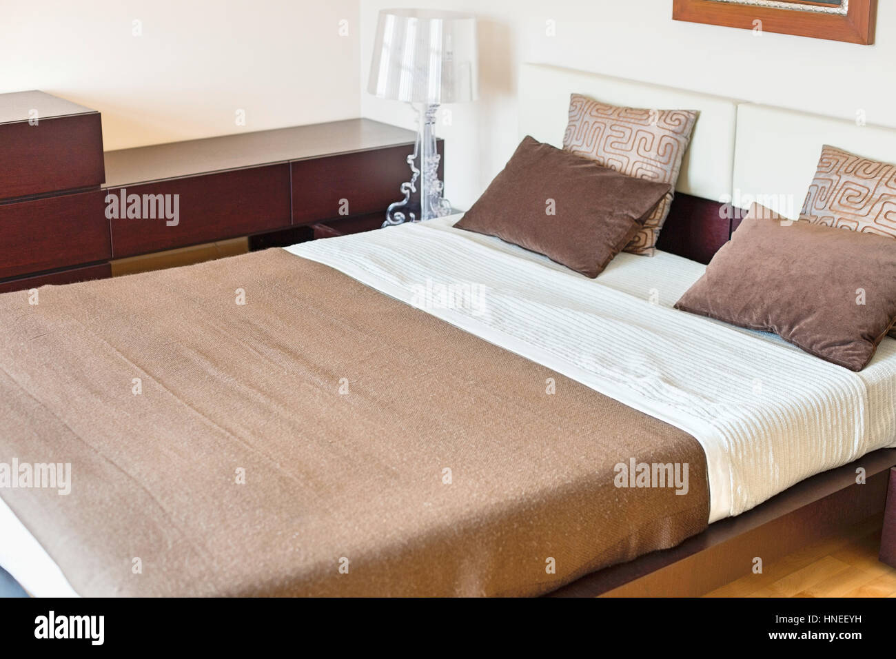 Interno della camera da letto in stile contemporaneo Foto Stock