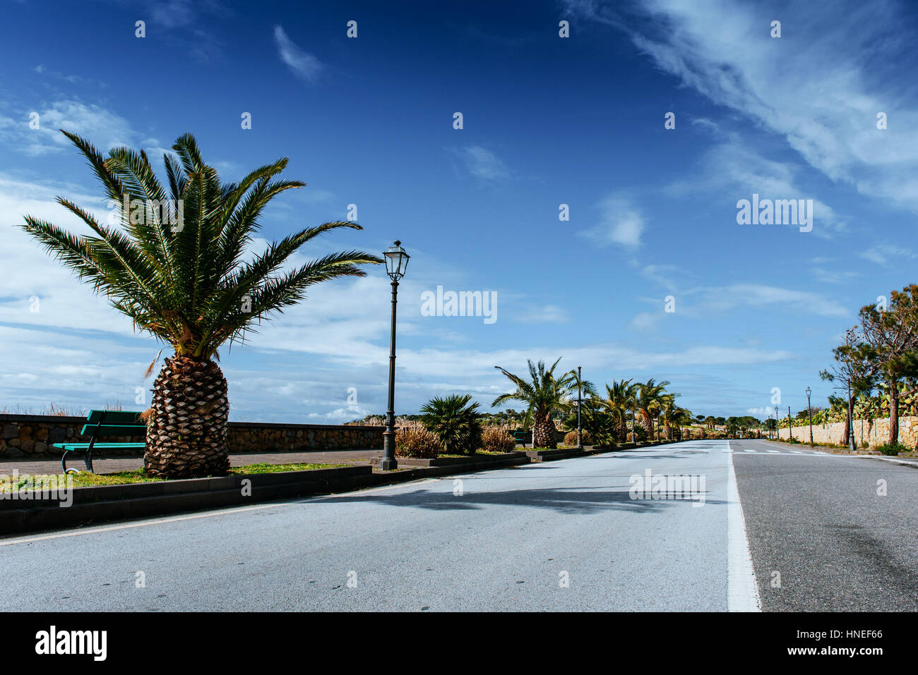 Strada asfaltata che conduce lungo il mare Foto Stock
