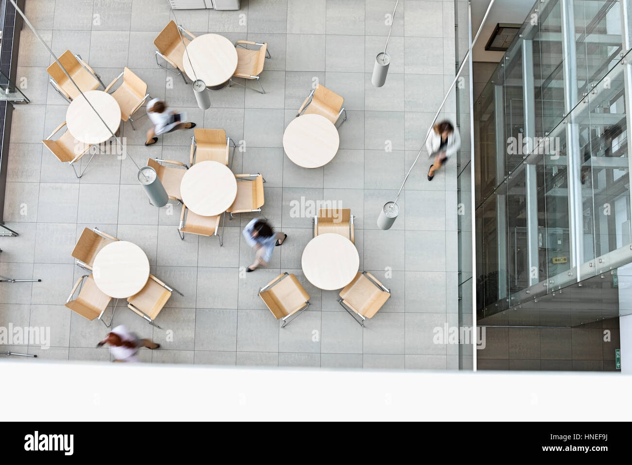 Movimento sfocate di imprenditrici a piedi la mensa di office Foto Stock