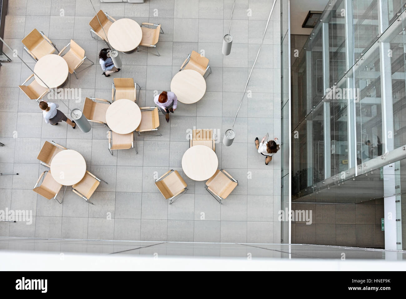 Angolo di alta vista di imprenditrici a piedi la mensa di office Foto Stock