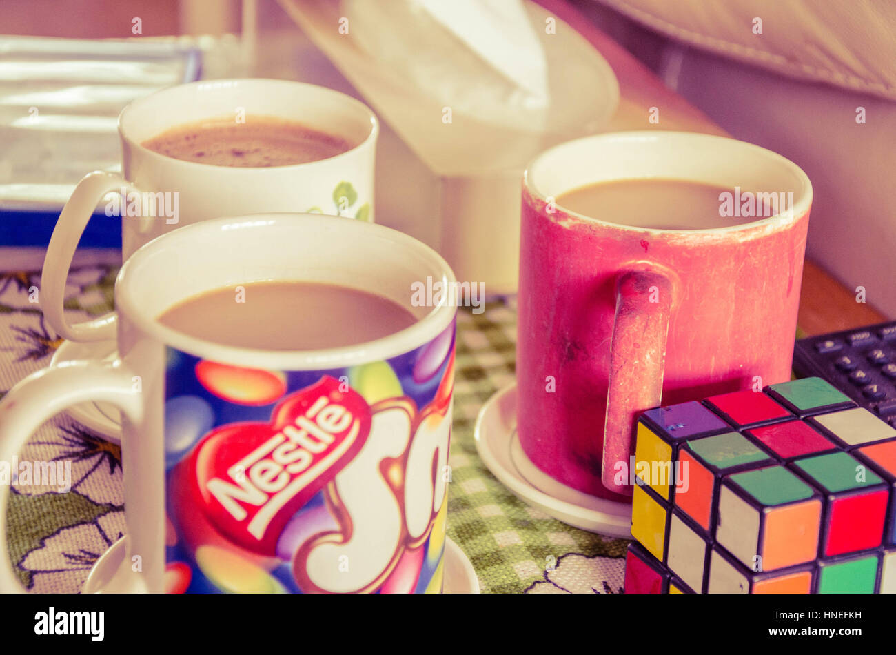 Tazze di caffè su un tavolo a lato. Foto Stock