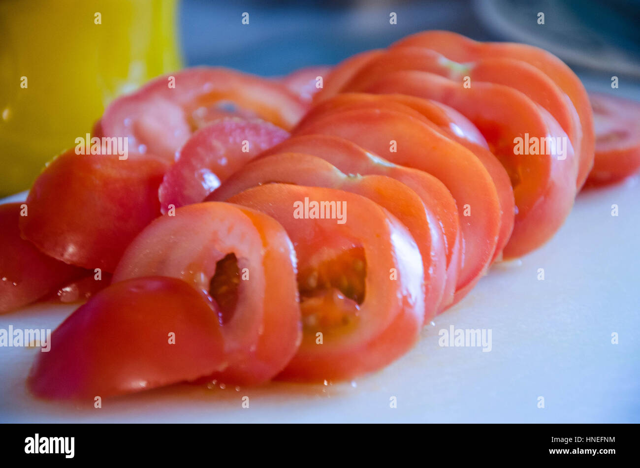 Fette di pomodoro su di un tagliere Foto Stock