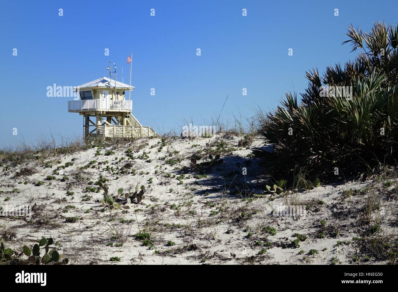 Bagnino di salvataggio e di primo soccorso sulla spiaggia di Lighthouse Point Park, Ponce Inlet, Florida Foto Stock