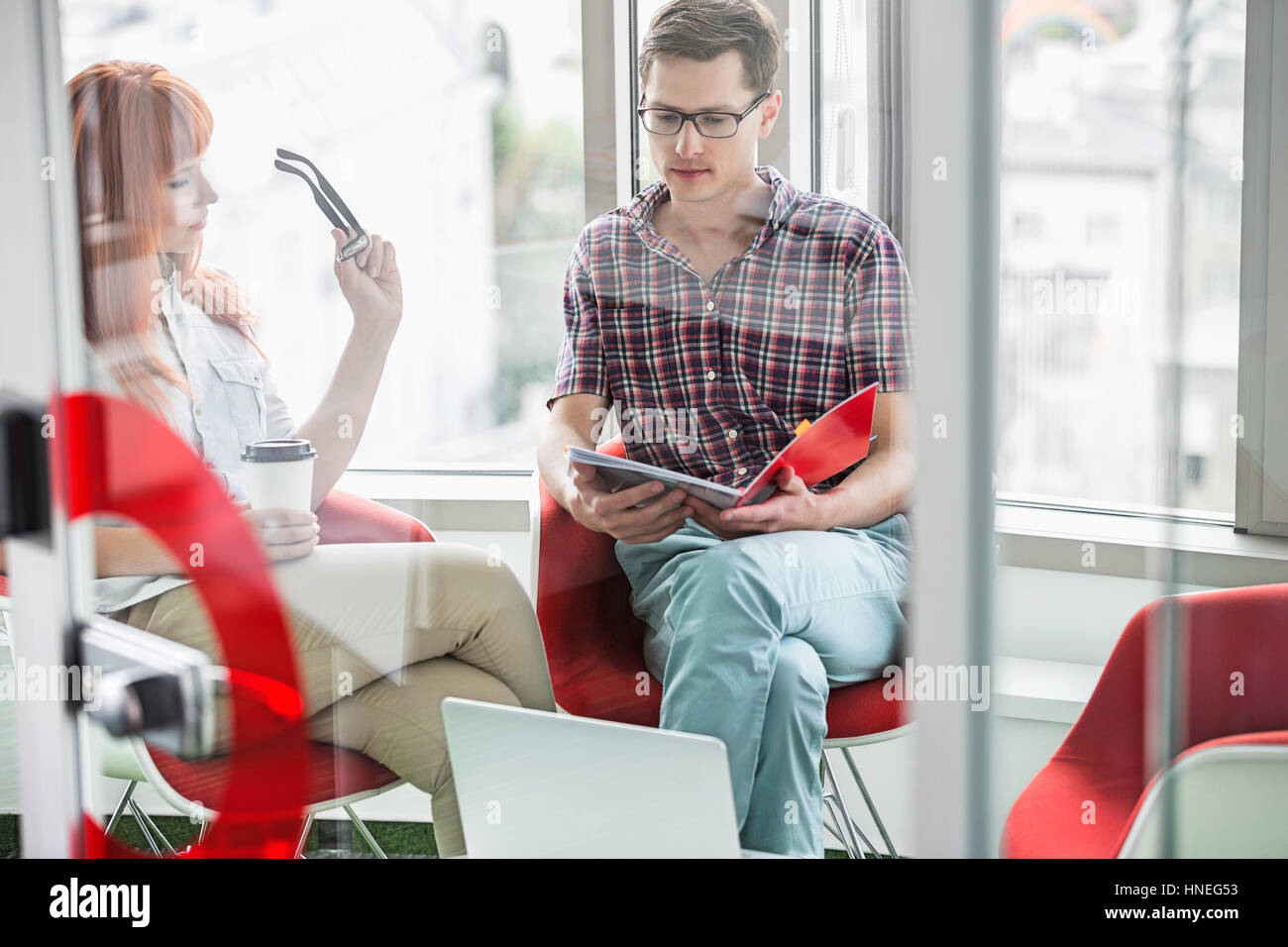 Colleghi di lavoro che lavora in ufficio creativo Foto Stock