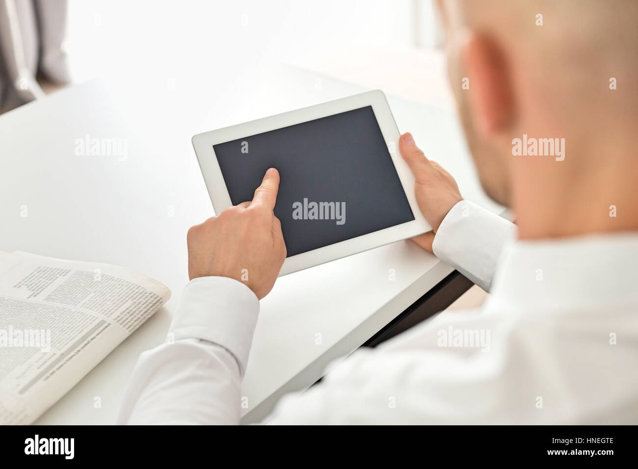 Adulto medio imprenditore utilizzando computer digitale a tavola in home office Foto Stock