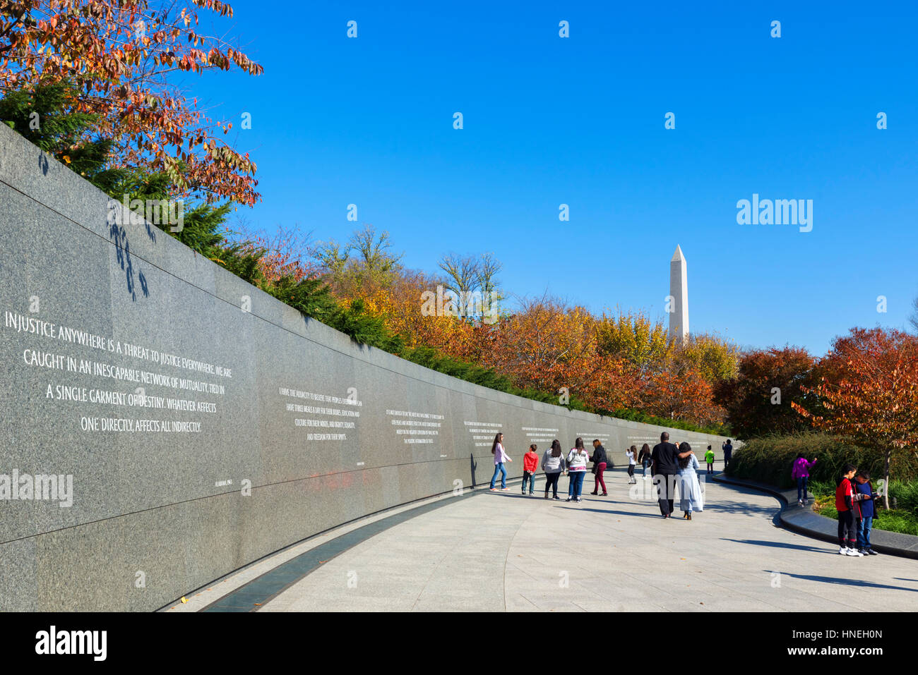 Il Martin Luther King Jr Memorial con il Monumento di Washington nella distanza, Washington DC, Stati Uniti d'America Foto Stock