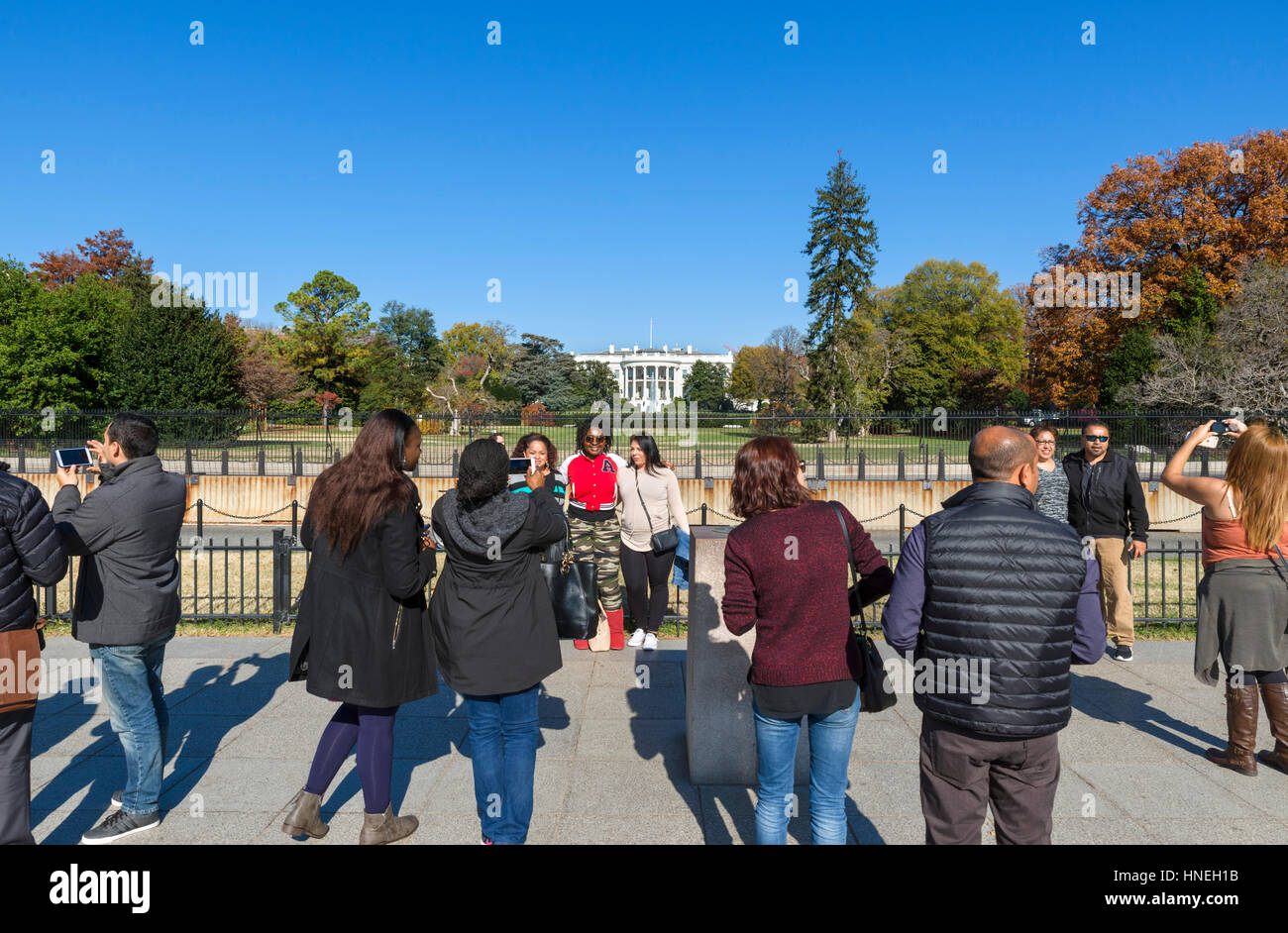 I turisti di fronte alla Casa Bianca a Washington DC, Stati Uniti d'America Foto Stock