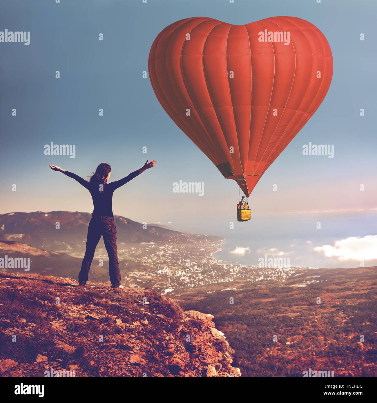 Singola palloncino aria nel cielo blu Foto Stock