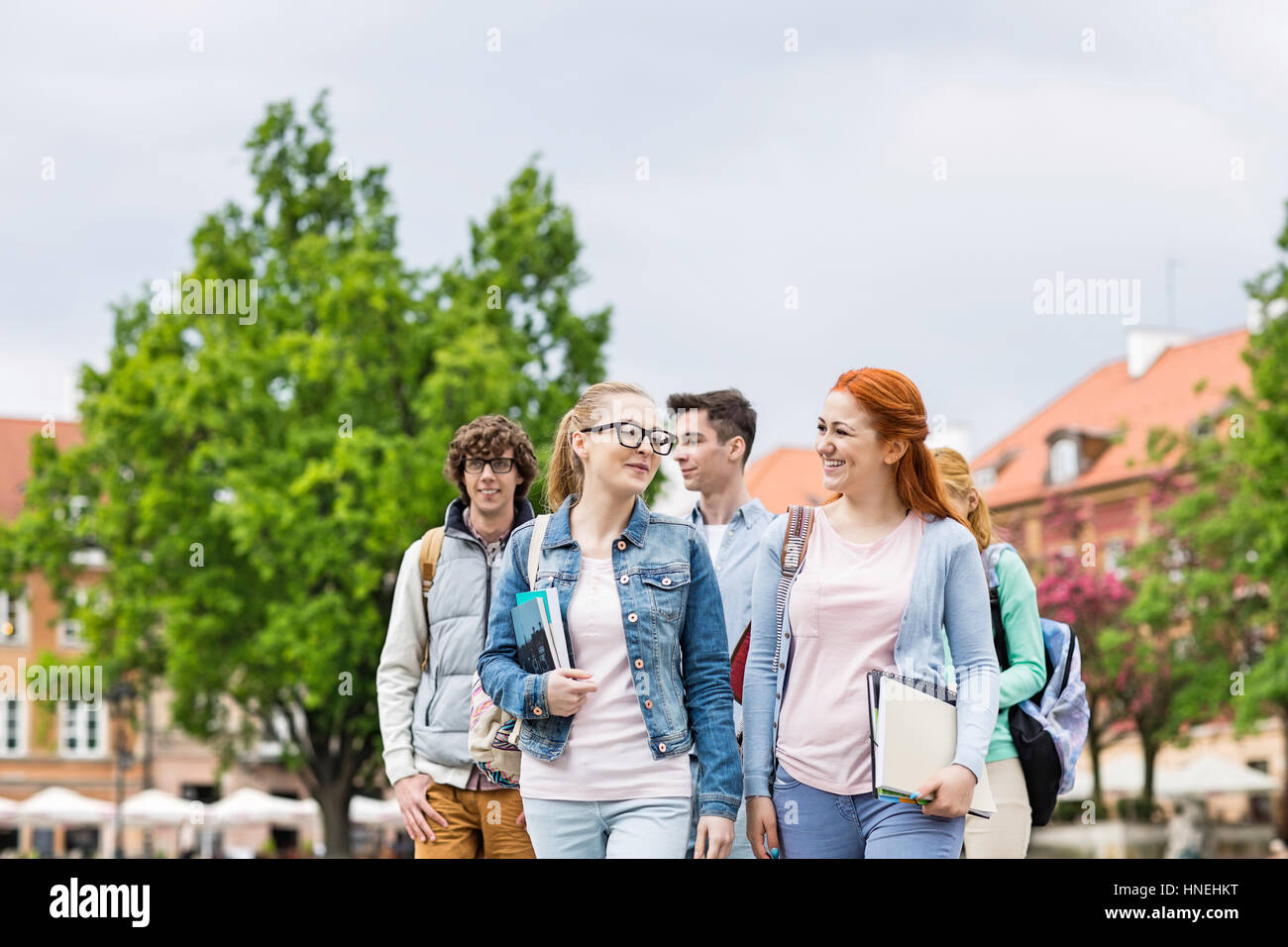 Il gruppo di amici dell'università passeggiate all'aperto Foto Stock