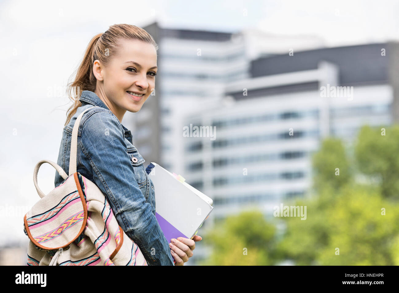 Ritratto di felice giovane studentessa presso il college campus Foto Stock