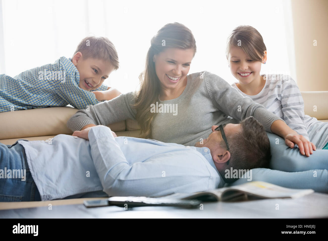 La famiglia felice in salotto Foto Stock