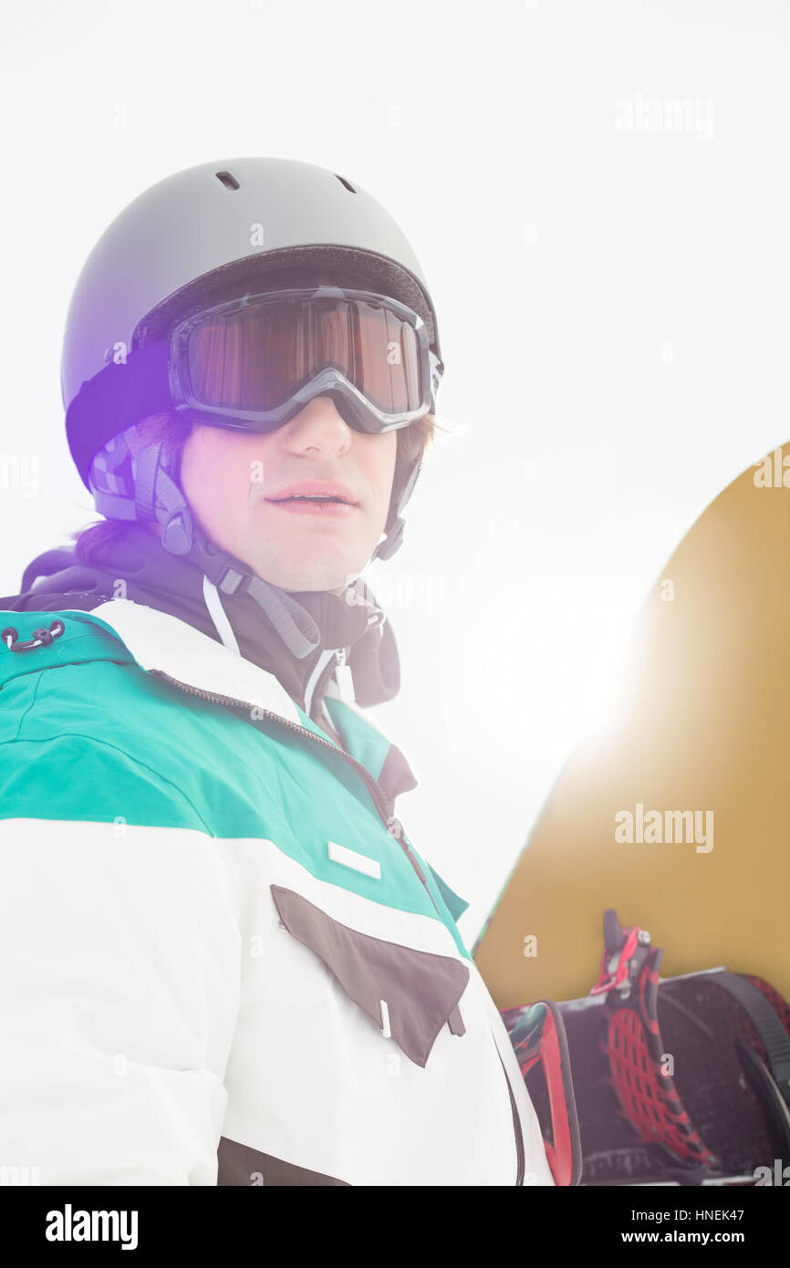 Bel giovane azienda snowboard all'aperto Foto Stock
