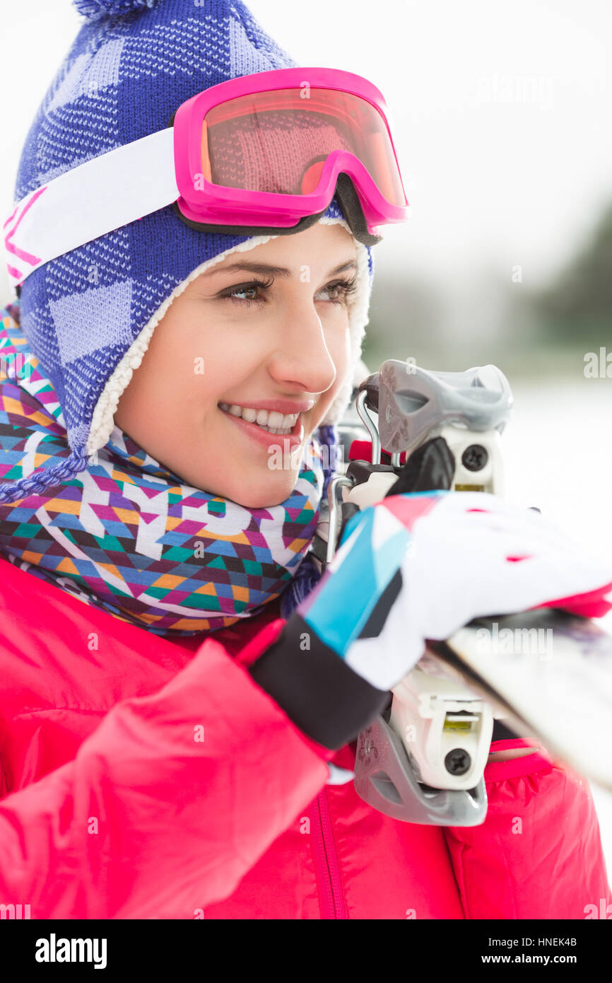 Bella giovane donna portare sci all'aperto Foto Stock