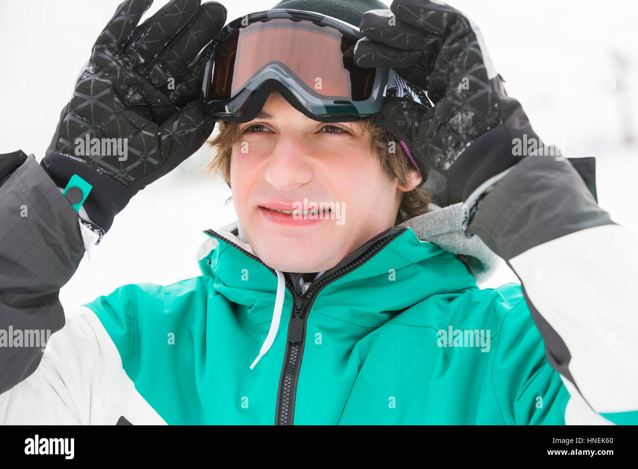 Bel giovane uomo che indossa gli occhiali da sci all'aperto Foto Stock