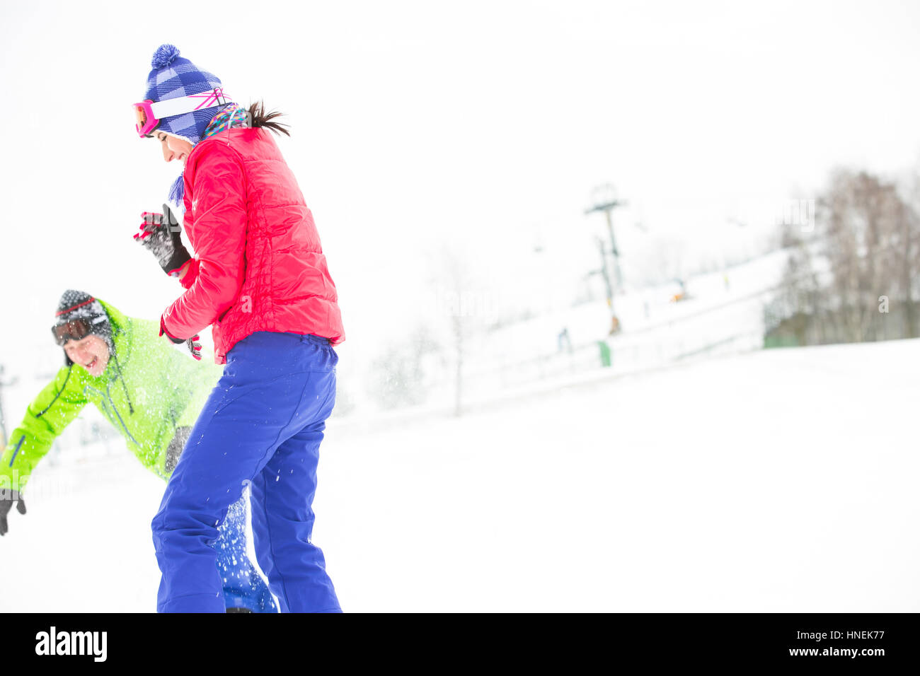 Giovani amici a giocare nella neve Foto Stock