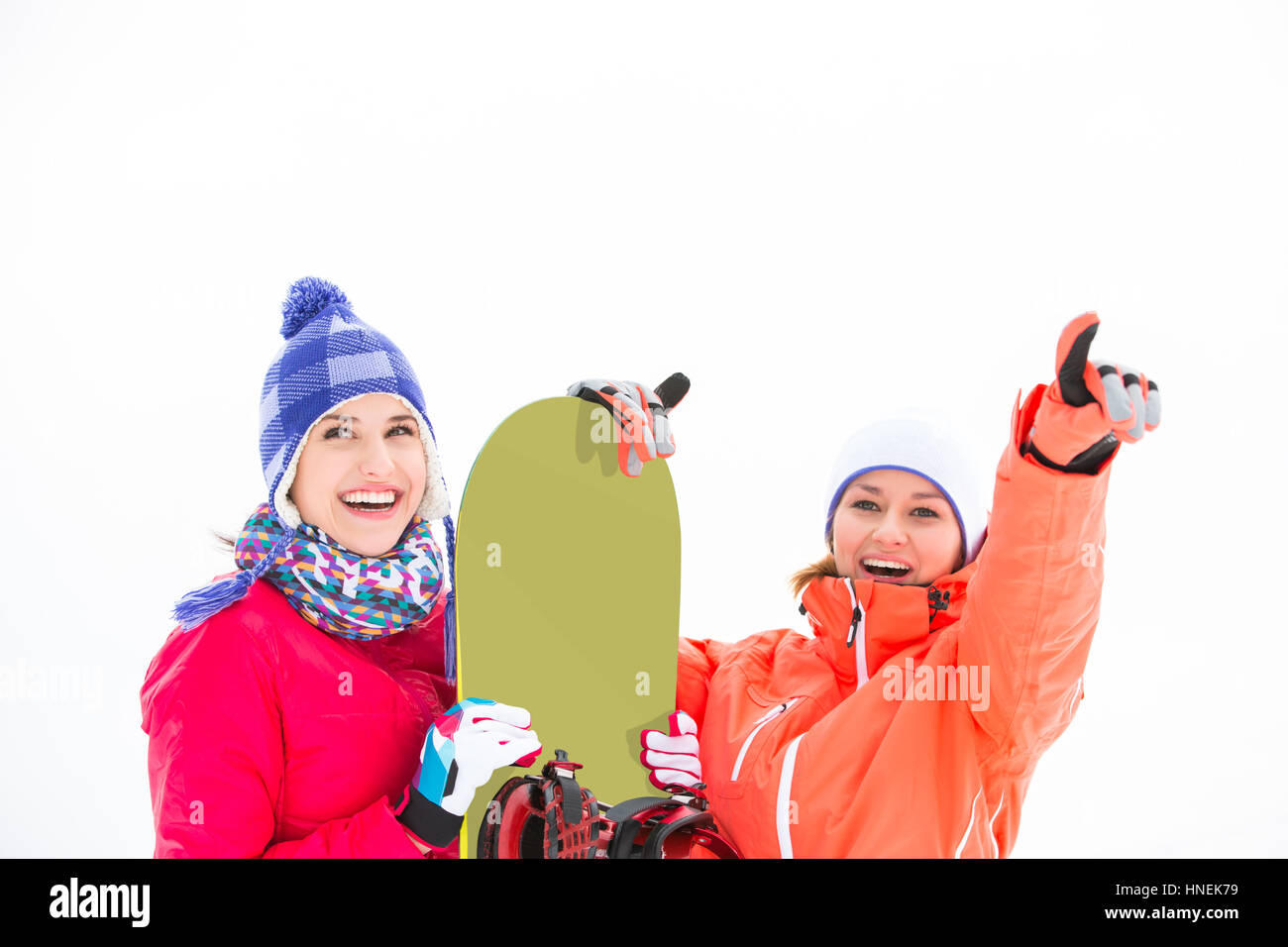 Donna sorridente amici con lo snowboard all'aperto Foto Stock