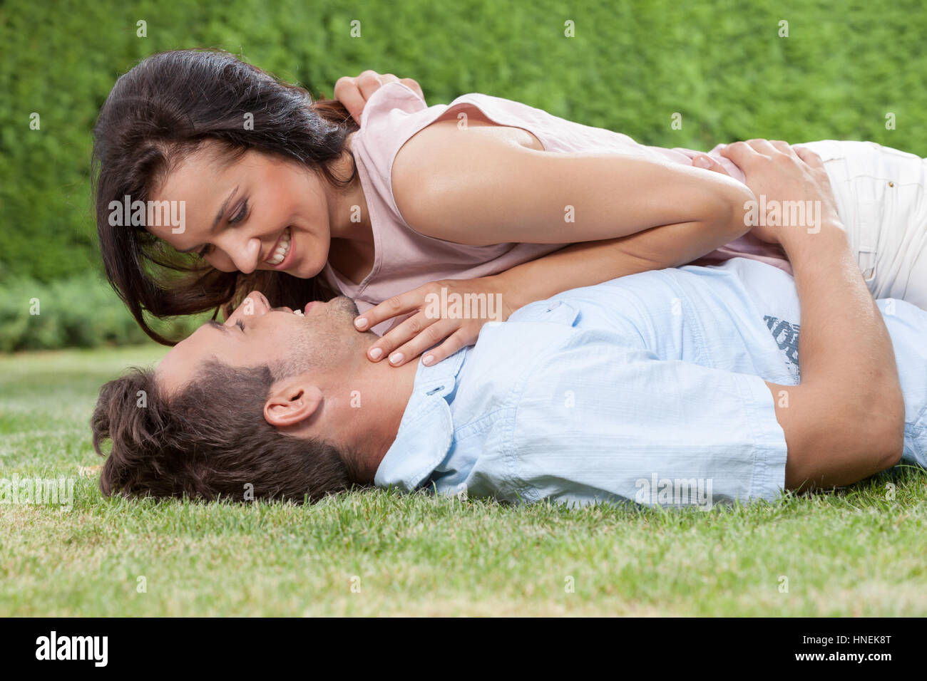 Vista laterale di amare donna sdraiata sull'uomo in posizione di parcheggio Foto Stock