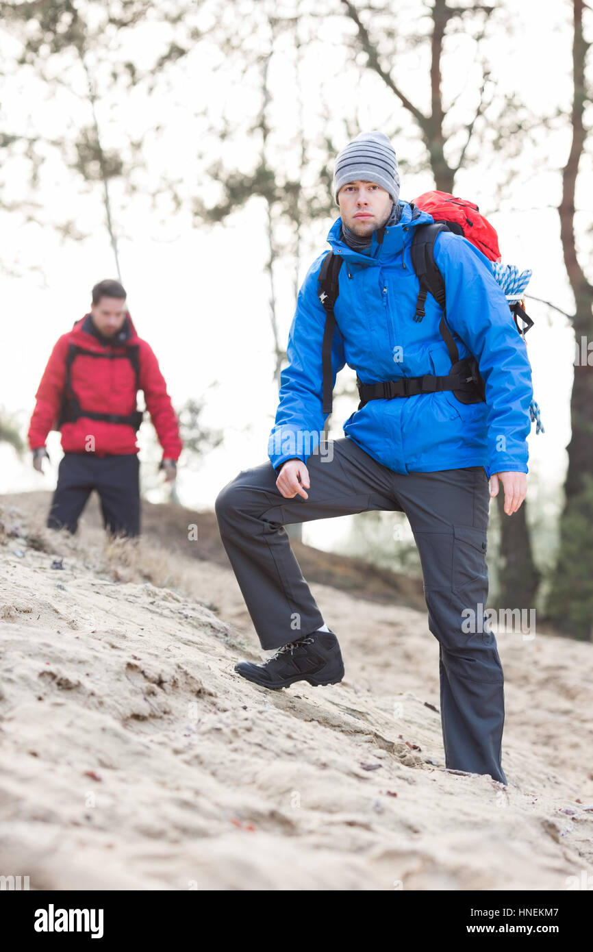 Escursionista maschio a foresta con un amico in background Foto Stock