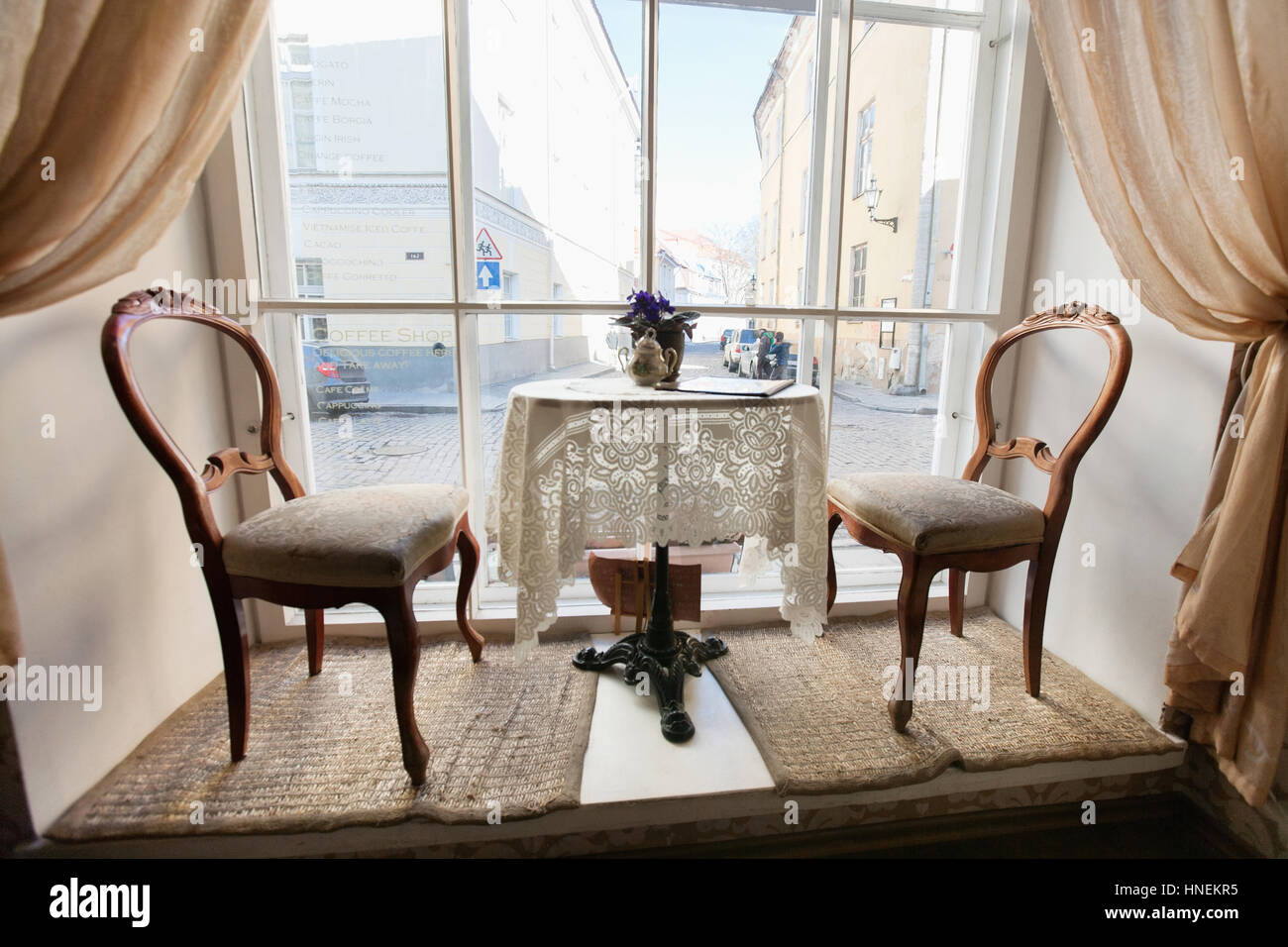 Tavolo e sedie dalla finestra nel vuoto cafe Foto Stock