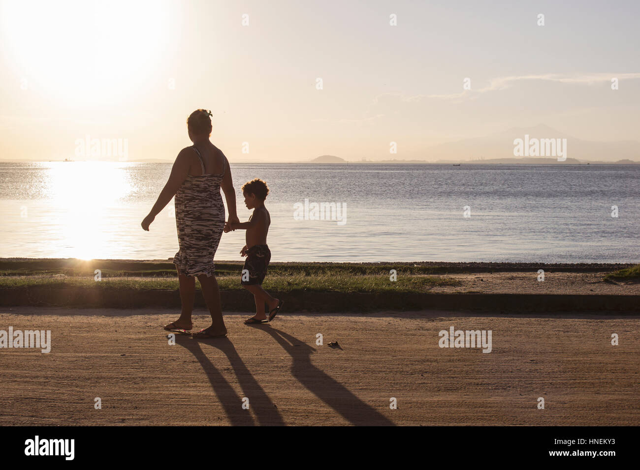 Il Brasile, Stato di Rio de Janeiro, Paqueta Isola, persone che camminano sulla costa dell'isola. Foto Stock