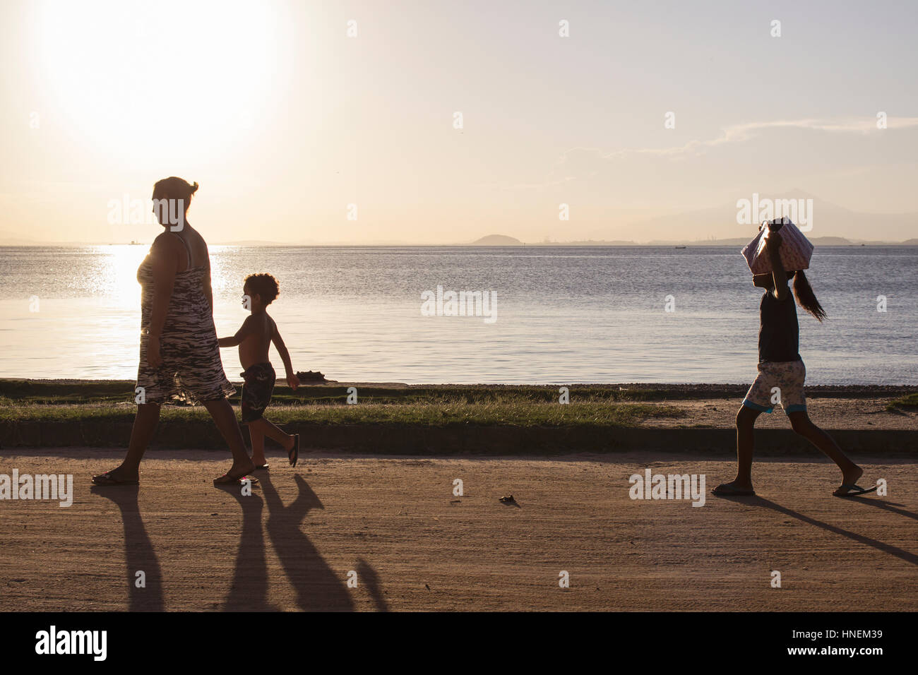 Il Brasile, Stato di Rio de Janeiro, Paqueta Isola, persone che camminano sulla costa dell'isola. Foto Stock