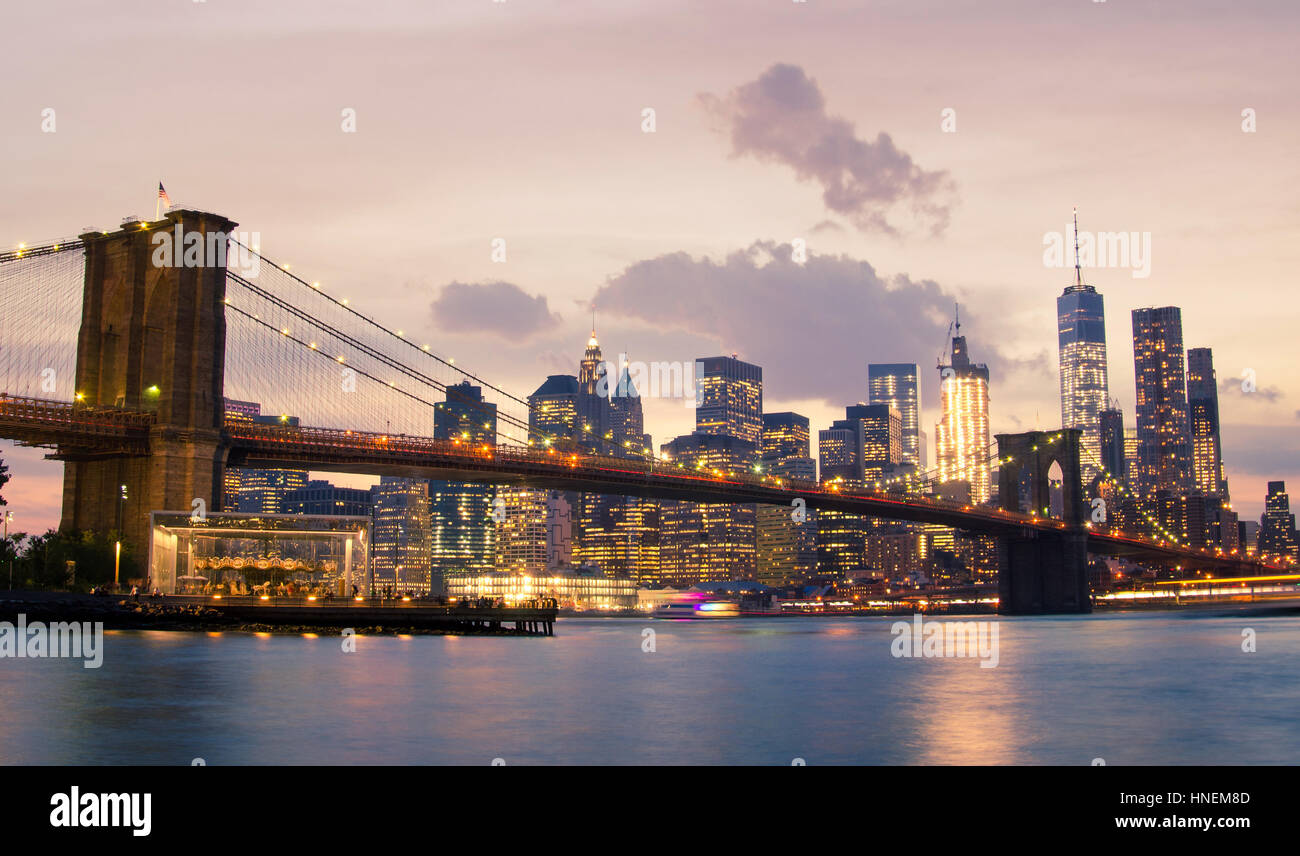 Il Ponte di Brooklyn e la parte inferiore di Manhattan a New York City, Stati Uniti d'America Foto Stock