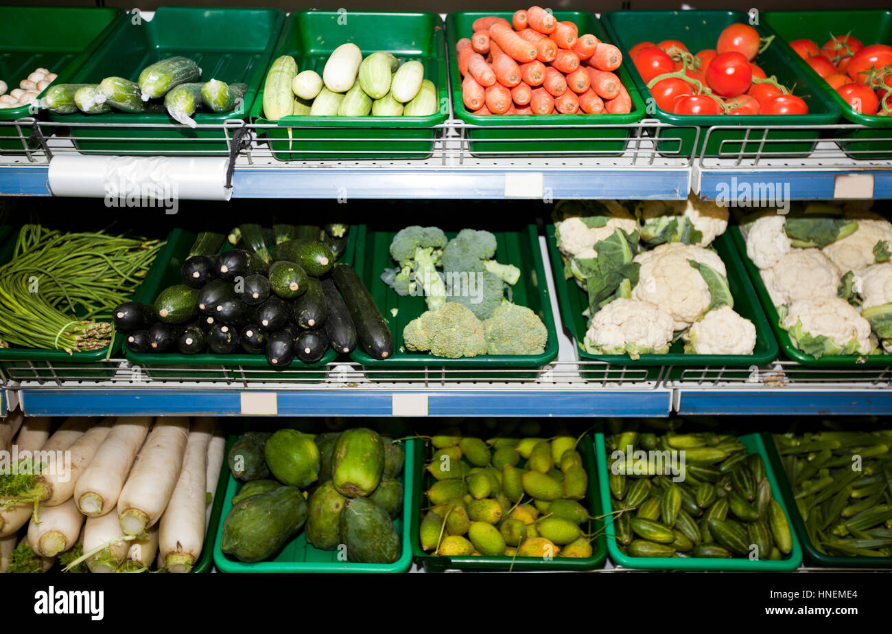 Varietà di verdure sul display nel supermercato Foto Stock