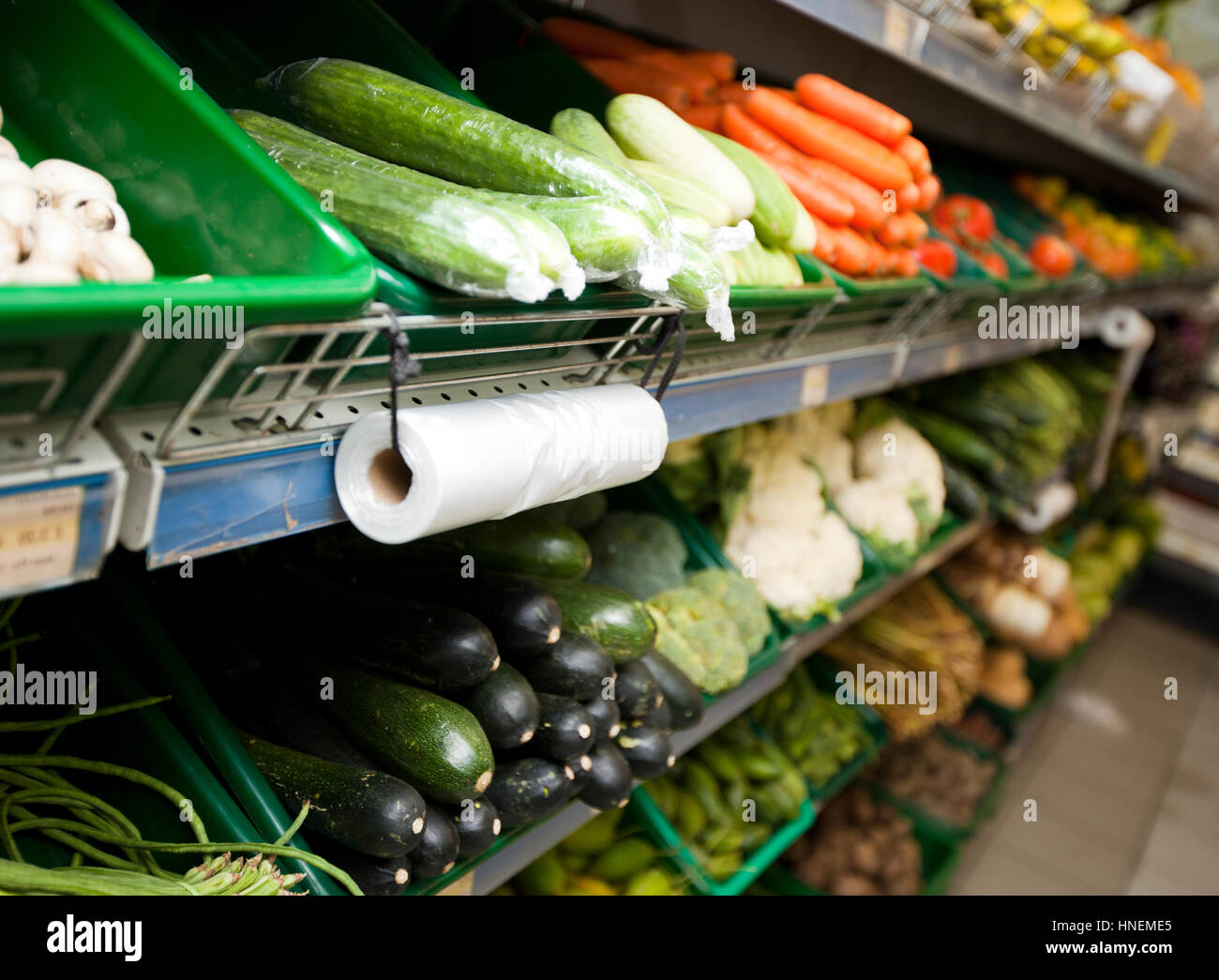 Varietà di verdure su scaffali in negozio di alimentari Foto Stock