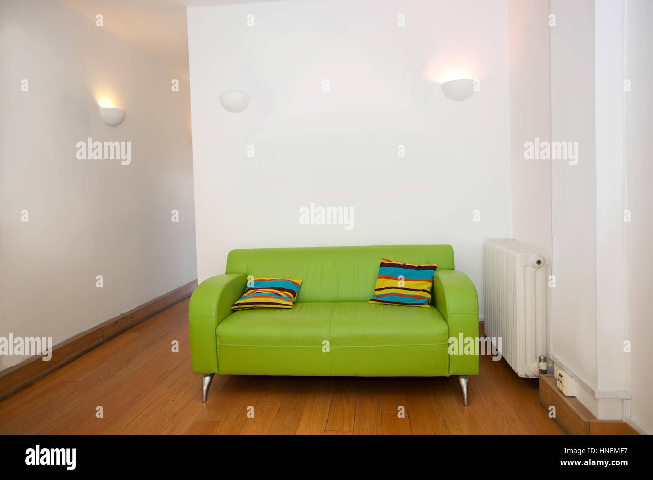 Cuscini sul divano verde in ufficio vuoto Foto Stock