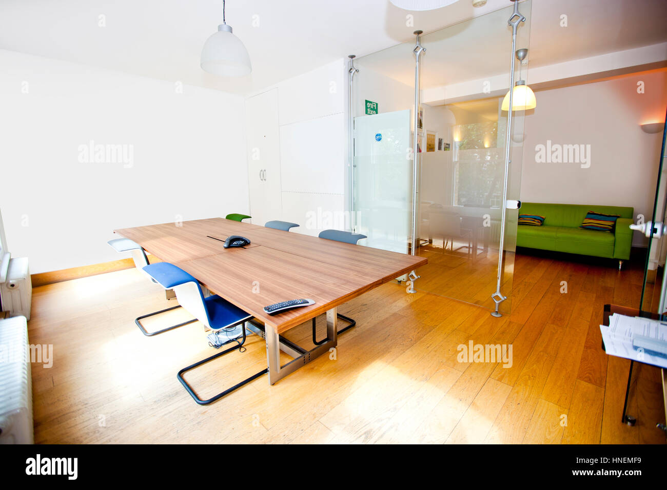 Svuotare la sala conferenze con sedie Foto Stock