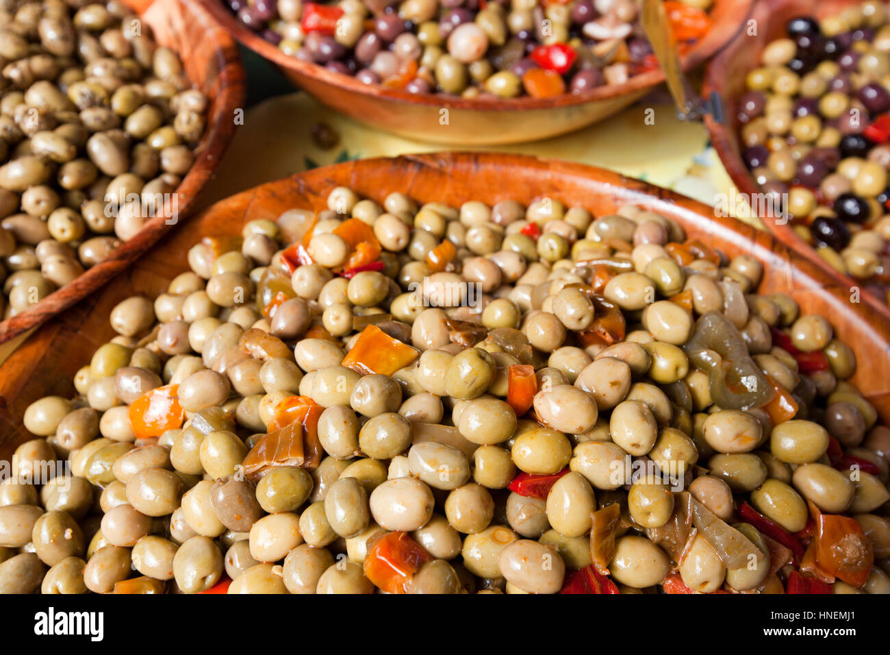 Close-up di green olive in salamoia Foto Stock