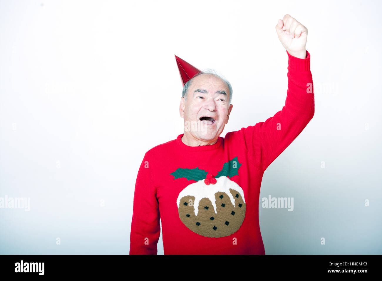 Senior uomo adulto che indossa il Natale il ponticello alzando il braccio in aria Foto Stock